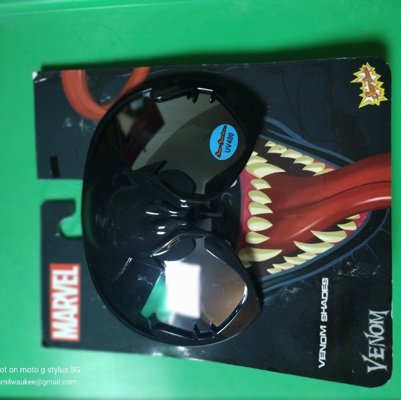 Character Sunglasses - Picture 8 of 16